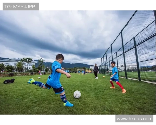 足球明星在绿茵场上的舞姿如同艺术家在舞台上翩翩起舞的优雅瞬间