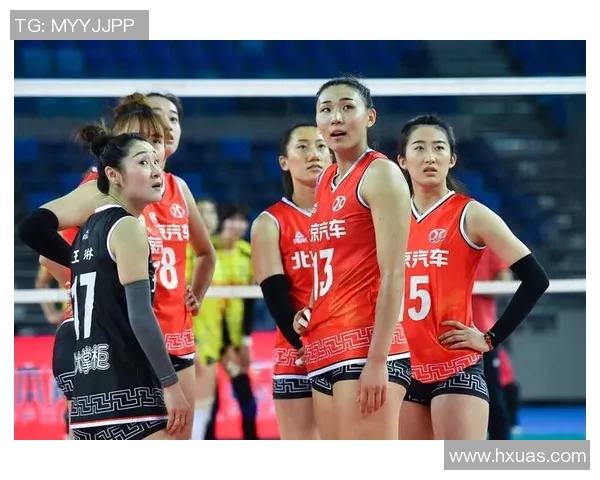 八一女排迎战山东队决战赛场展现巾帼风采与拼搏精神