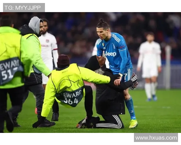 球迷疯狂冲场内抢C罗球衣引发欧冠赛场奇观